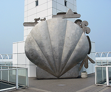 シンボルタワー中央の貝(別ページで開きます) シンボルタワー中央の貝の写真